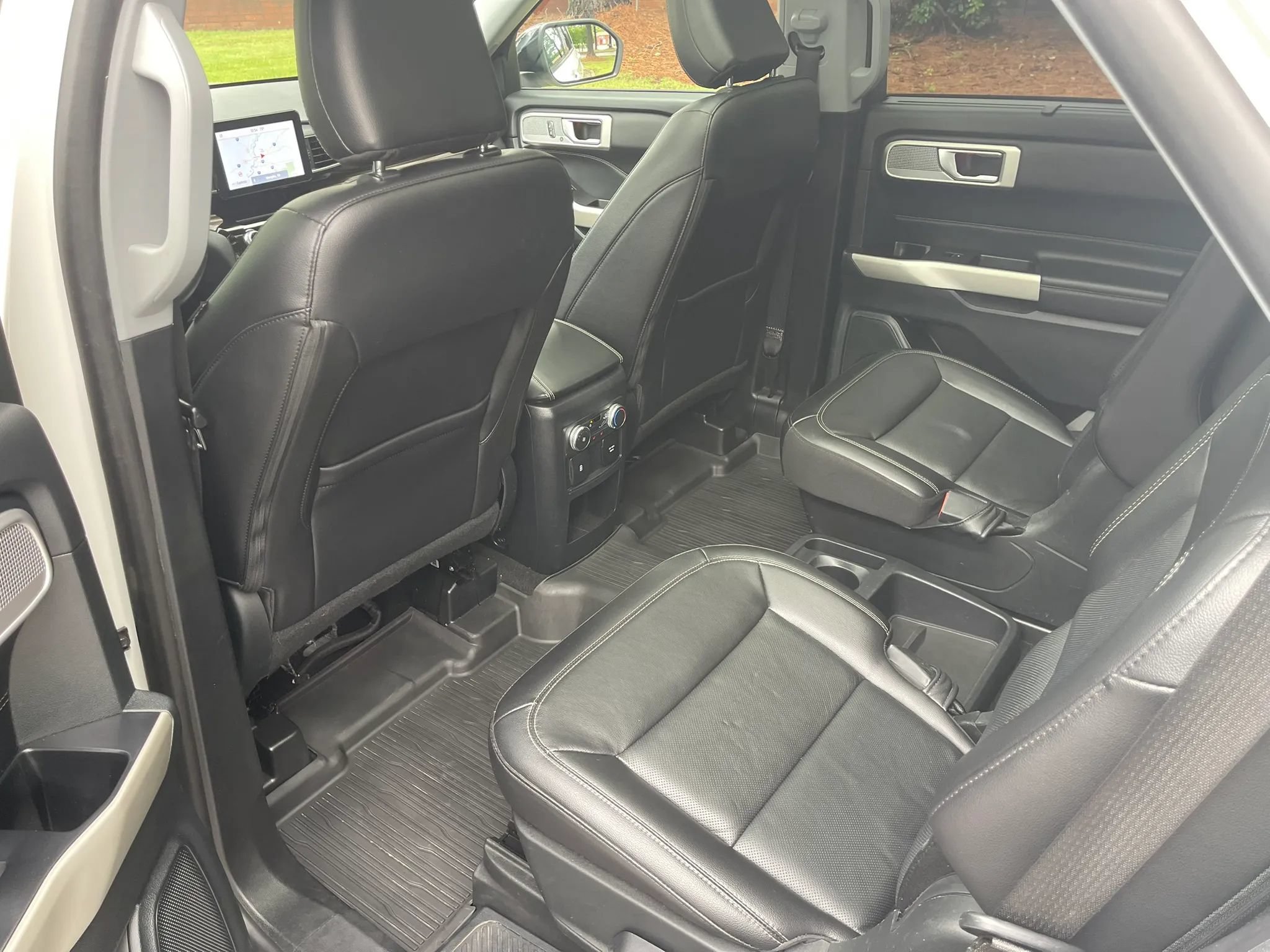 Used 2021 Ford Explorer Limited w/ Hybrid Equipment Group 310A RWD image 12