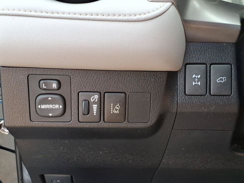 Used 2018 Toyota RAV4 XLE AWD/4WD image 18