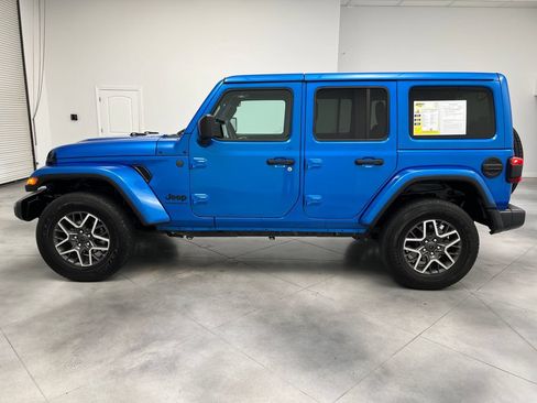 Used 2025 Jeep Wrangler Unlimited Sahara AWD/4WD image 5