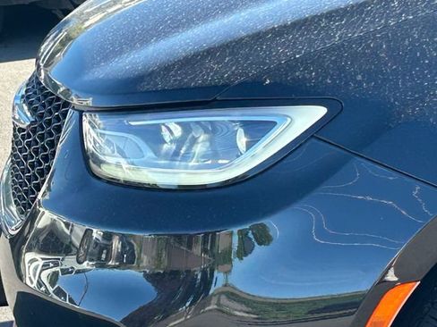 Used 2023 Chrysler Pacifica Touring-L FWD image 11