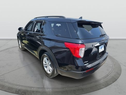 Used 2022 Ford Explorer XLT AWD/4WD image 3