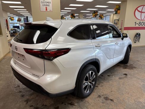 Certified 2022 Toyota Highlander XLE image 10