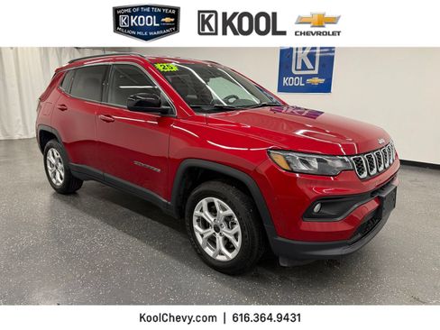 Used 2025 Jeep Compass Latitude AWD/4WD image 1