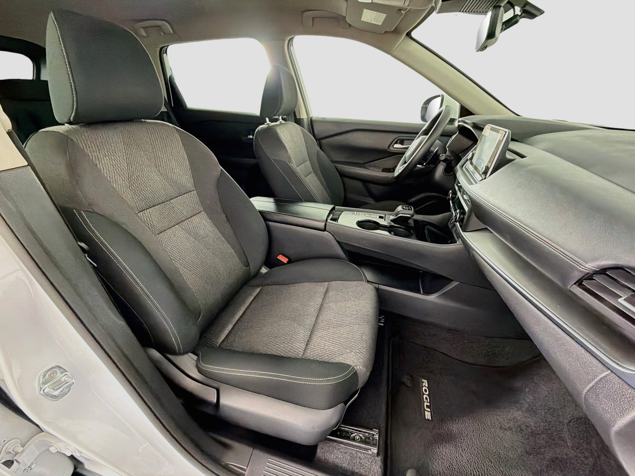 Used 2024 Nissan Rogue SV FWD image 31