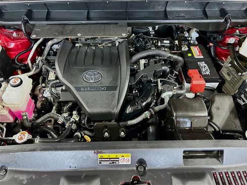 Used 2024 Toyota Highlander XLE image 29