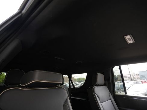 Used 2025 Chevrolet Suburban Premier AWD/4WD image 31