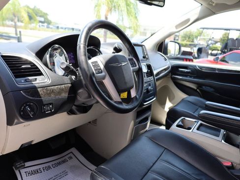Used 2014 Chrysler Town & Country Touring FWD image 7