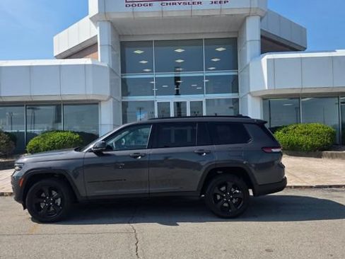 Used 2025 Jeep Grand Cherokee L Limited w/ Black Appearance Package AWD/4WD image 8