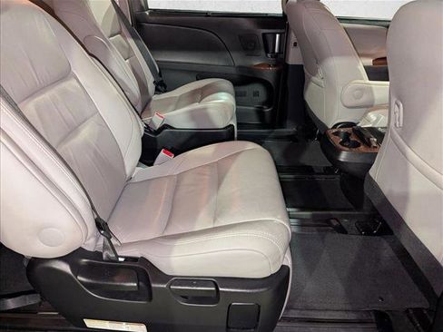 Used 2016 Toyota Sienna Limited image 23
