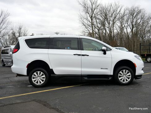 Used 2020 Chrysler Voyager L image 46