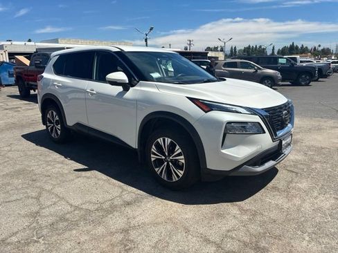 Used 2021 Nissan Rogue SV FWD image 2