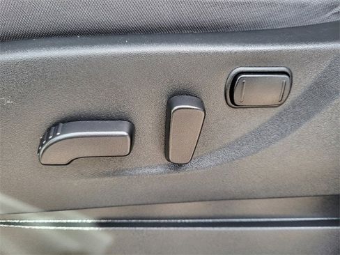 Used 2025 Nissan Frontier SV image 23