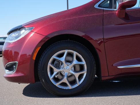 Used 2017 Chrysler Pacifica Limited FWD image 11