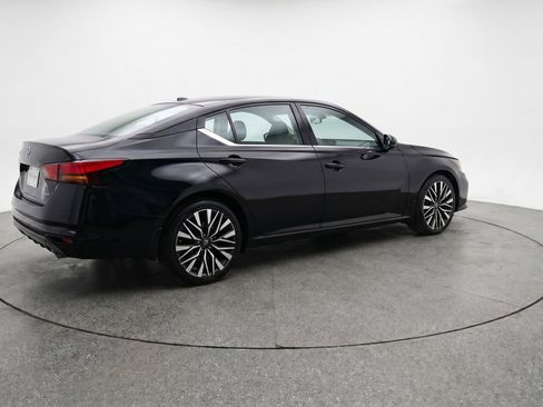 Used 2025 Nissan Altima 2.5 SV FWD image 9