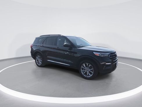 Used 2023 Ford Explorer XLT w/ Equipment Group 202A AWD/4WD image 2