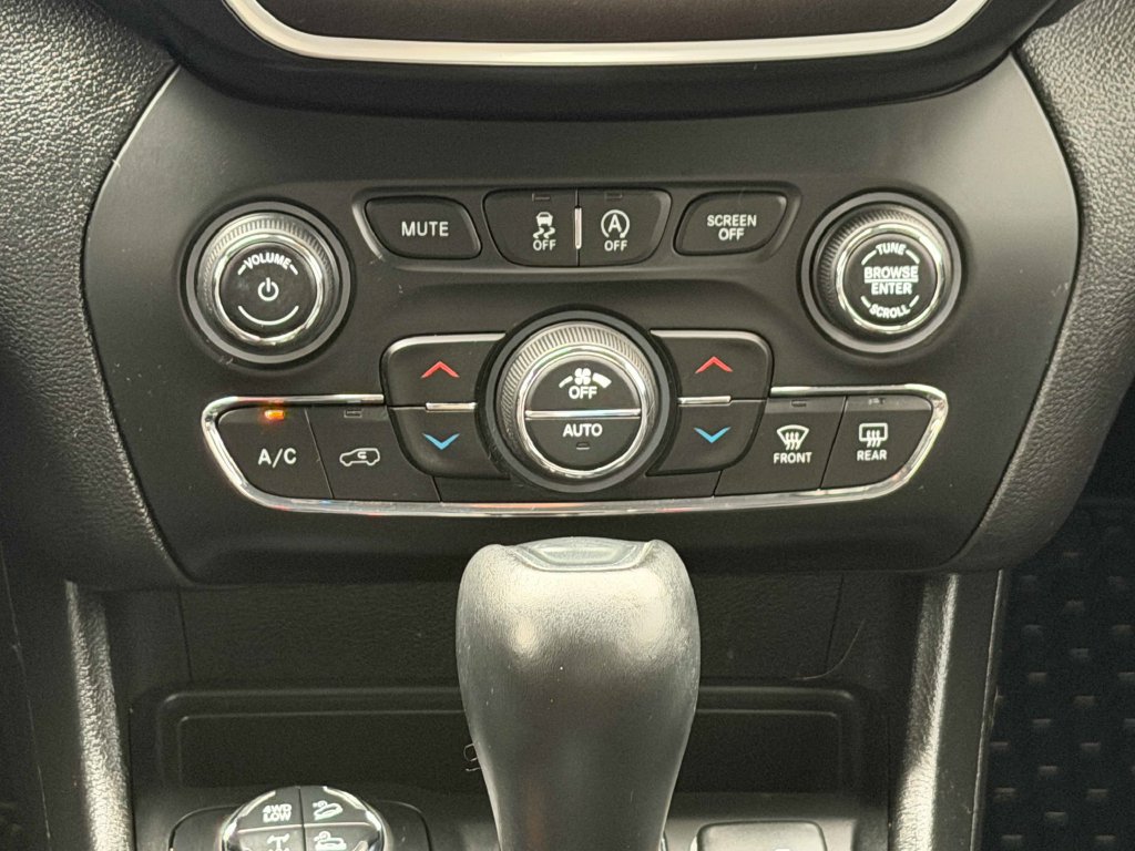 Used 2019 Jeep Cherokee Trailhawk w/ Cold Weather Group AWD/4WD image 32