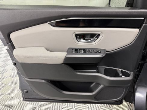 Used 2023 Honda Pilot LX image 9
