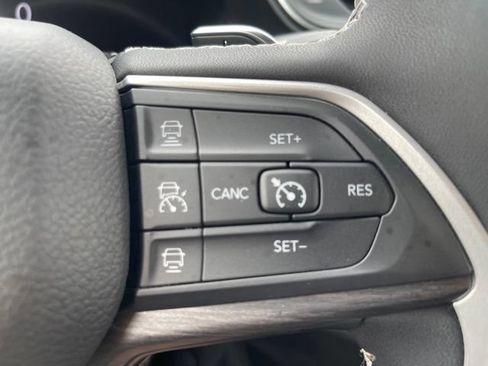 Used 2023 Jeep Grand Cherokee Limited AWD/4WD image 22