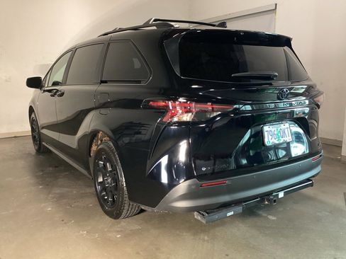 Used 2025 Toyota Sienna XLE Woodland Edition image 11