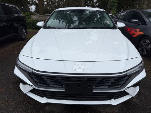 Used 2025 Hyundai Elantra Blue image 2