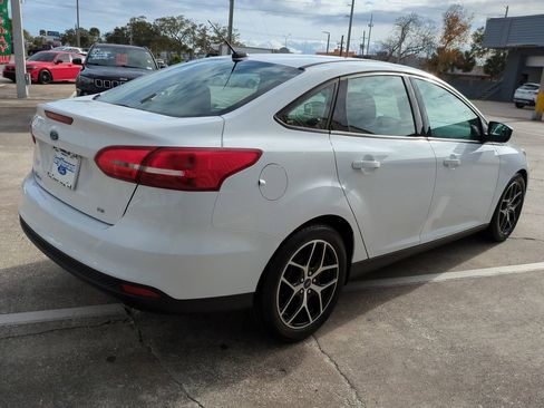 Used 2018 Ford Focus SE w/ SE Appearance Package image 4