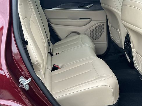 Used 2024 Jeep Grand Cherokee Limited image 16