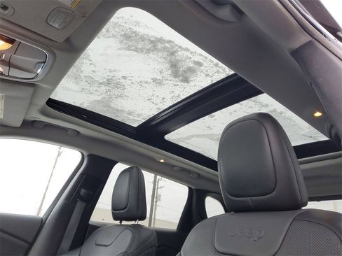 Used 2022 Jeep Cherokee Limited image 12