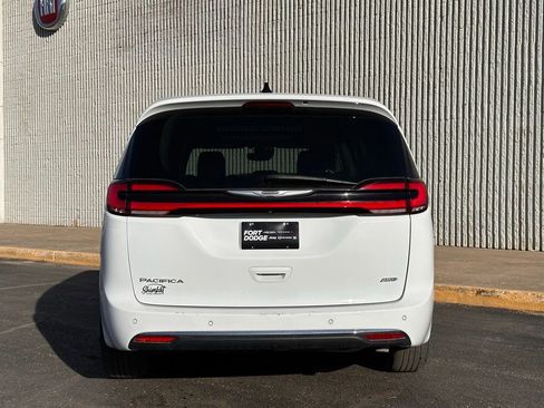 Used 2023 Chrysler Pacifica Touring-L w/ Uconnect Theater Family Group image 4