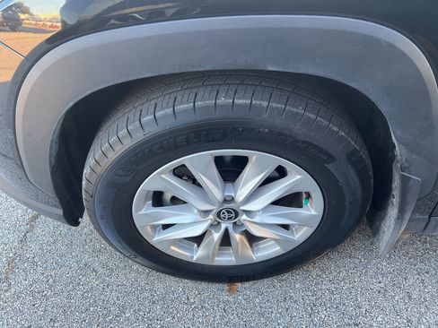 Used 2024 Toyota Corolla Cross LE image 12