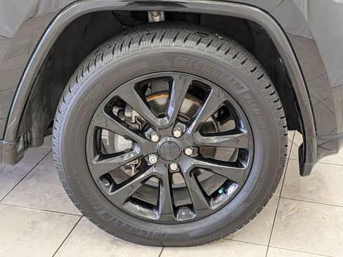 Used 2017 Jeep Grand Cherokee Altitude AWD/4WD image 12