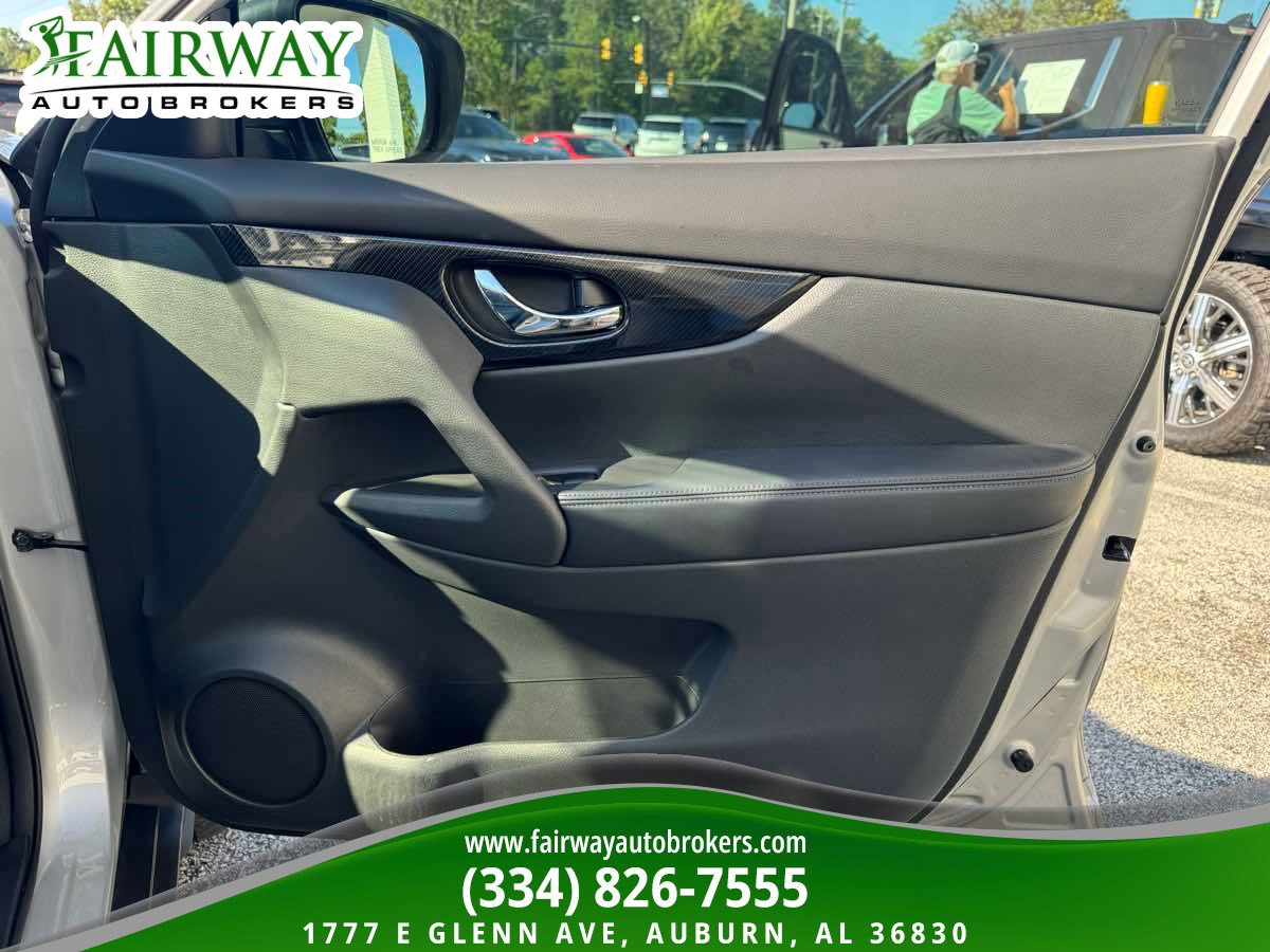 Used 2018 Nissan Rogue SL w/ Premium Package FWD image 30