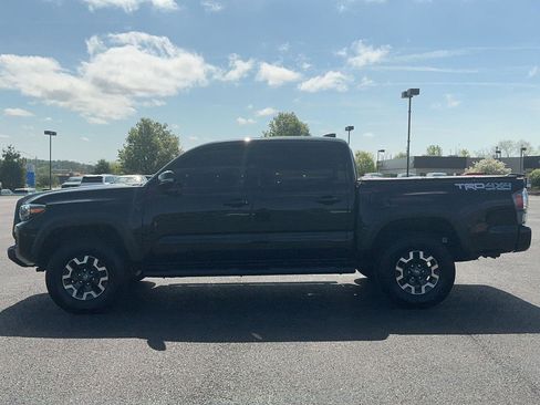 Used 2022 Toyota Tacoma TRD Off-Road w/ TRD Premium Off Road Package AWD/4WD image 10