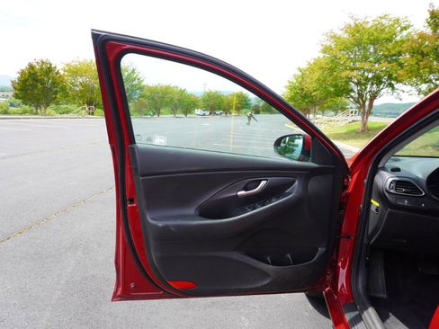 Used 2018 Hyundai Elantra GT FWD image 12
