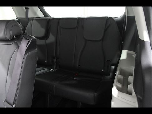 Used 2024 Kia Carnival EX FWD image 19