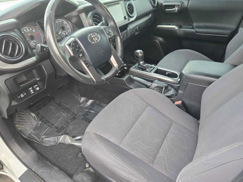 Used 2017 Toyota Tacoma TRD Off-Road image 2