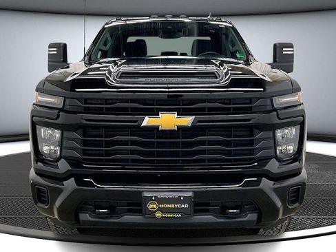 Used 2024 Chevrolet Silverado 2500 Custom image 2