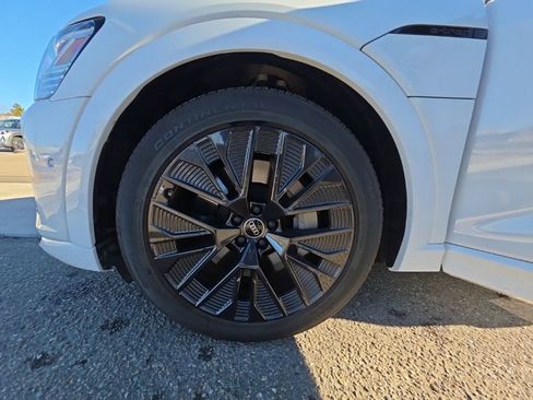 Used 2024 Audi Q8 e-tron Prestige w/ Prestige Package image 22