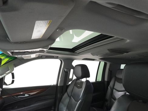 Used 2020 Cadillac Escalade ESV Premium Luxury image 13