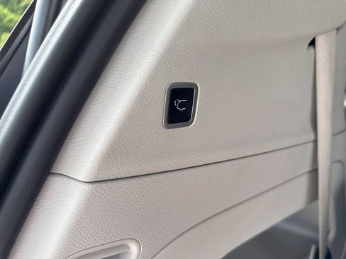 Used 2024 Chrysler Pacifica Touring-L FWD image 23