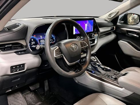 Used 2024 Toyota Highlander Limited AWD/4WD image 17