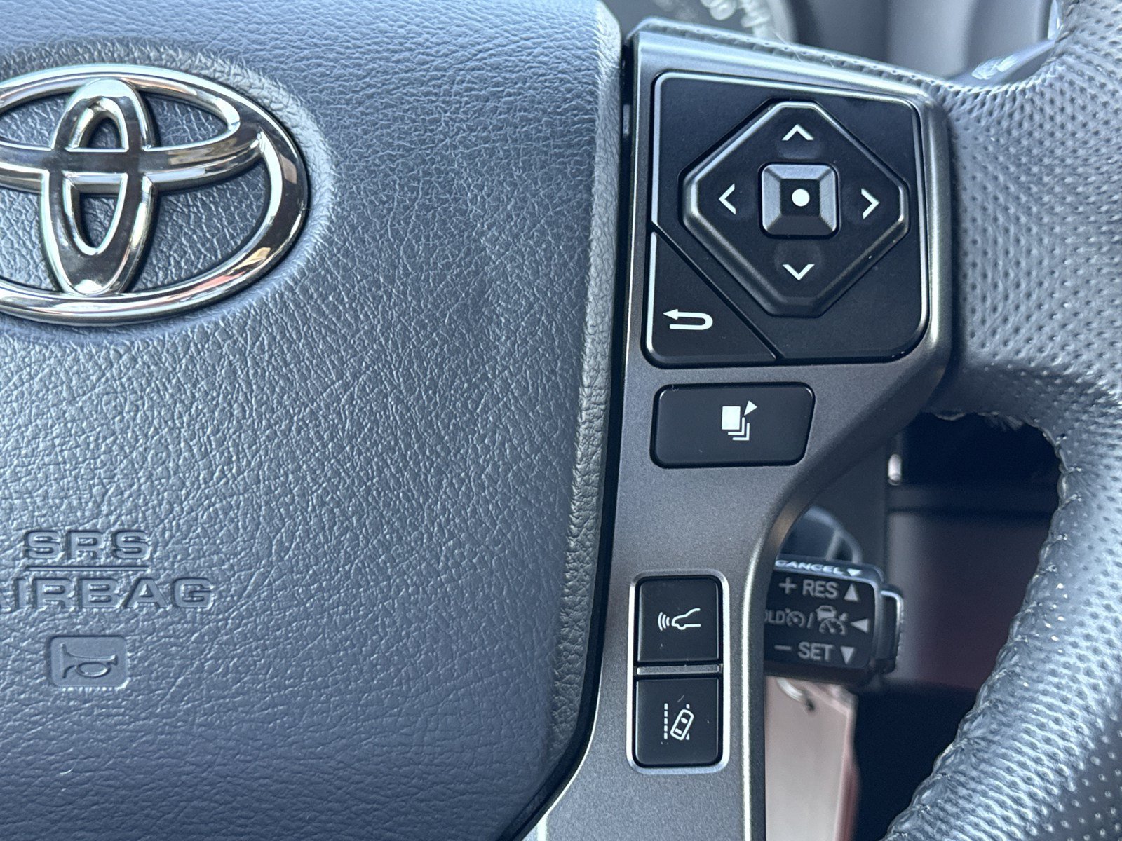 Used 2018 Toyota Tacoma TRD Off-Road w/ Technology Package AWD/4WD image 21