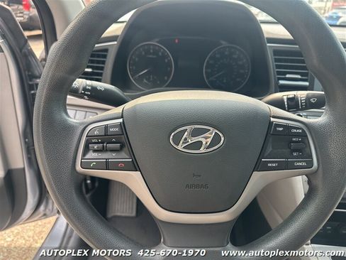Used 2017 Hyundai Elantra SE FWD image 18