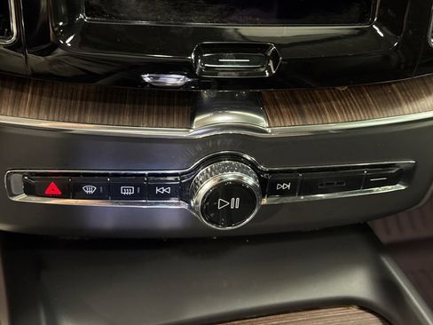 Certified 2023 Volvo XC60 B5 Ultimate w/ Climate Package AWD/4WD image 17