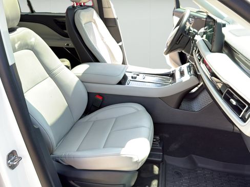 New 2026 Lincoln Aviator 2WD image 25