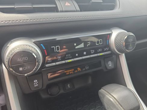 Used 2021 Toyota RAV4 XLE w/ Convenience Package FWD image 21