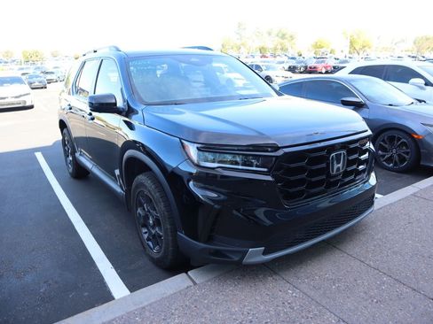 Certified 2025 Honda Pilot TrailSport image 3
