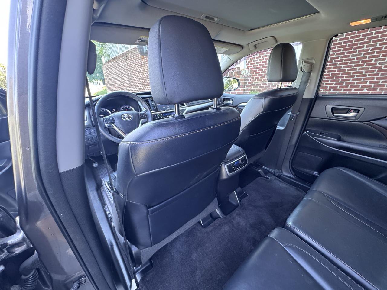 Used 2016 Toyota Highlander XLE AWD/4WD image 26