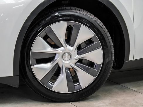 Used 2023 Tesla Model Y Long Range AWD/4WD image 3