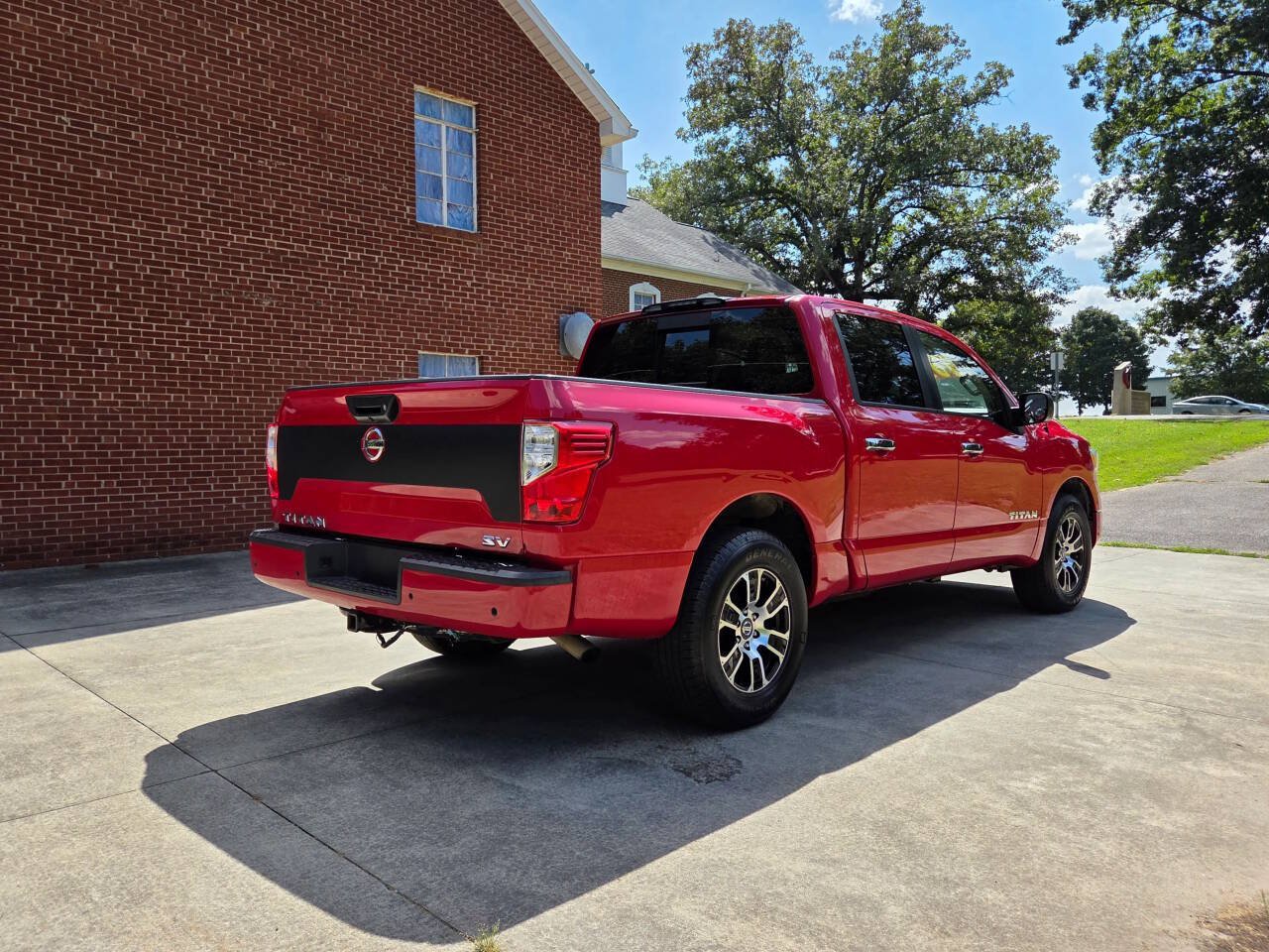 Used 2021 Nissan Titan SV RWD image 5