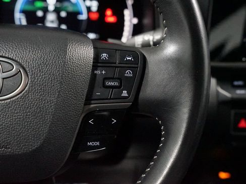 Used 2025 Toyota Camry SE FWD image 13